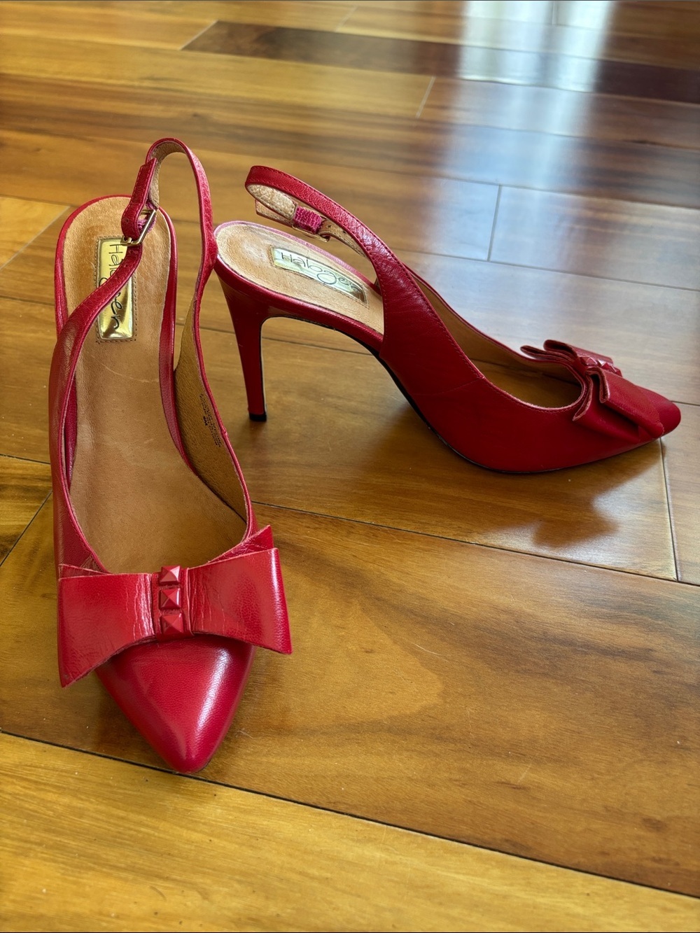 Halogen red pumps